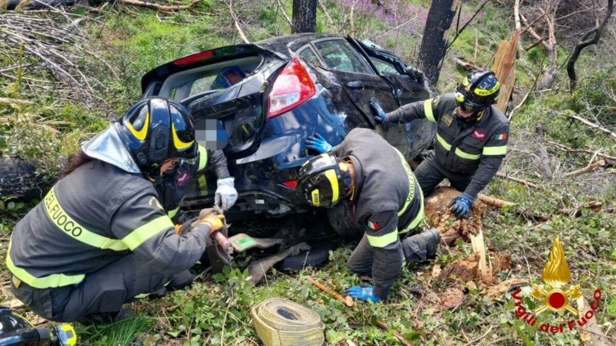 Catanzaro, esce di strada con la propria auto e finisce in un burrone di 100 metri: salvo il conducente