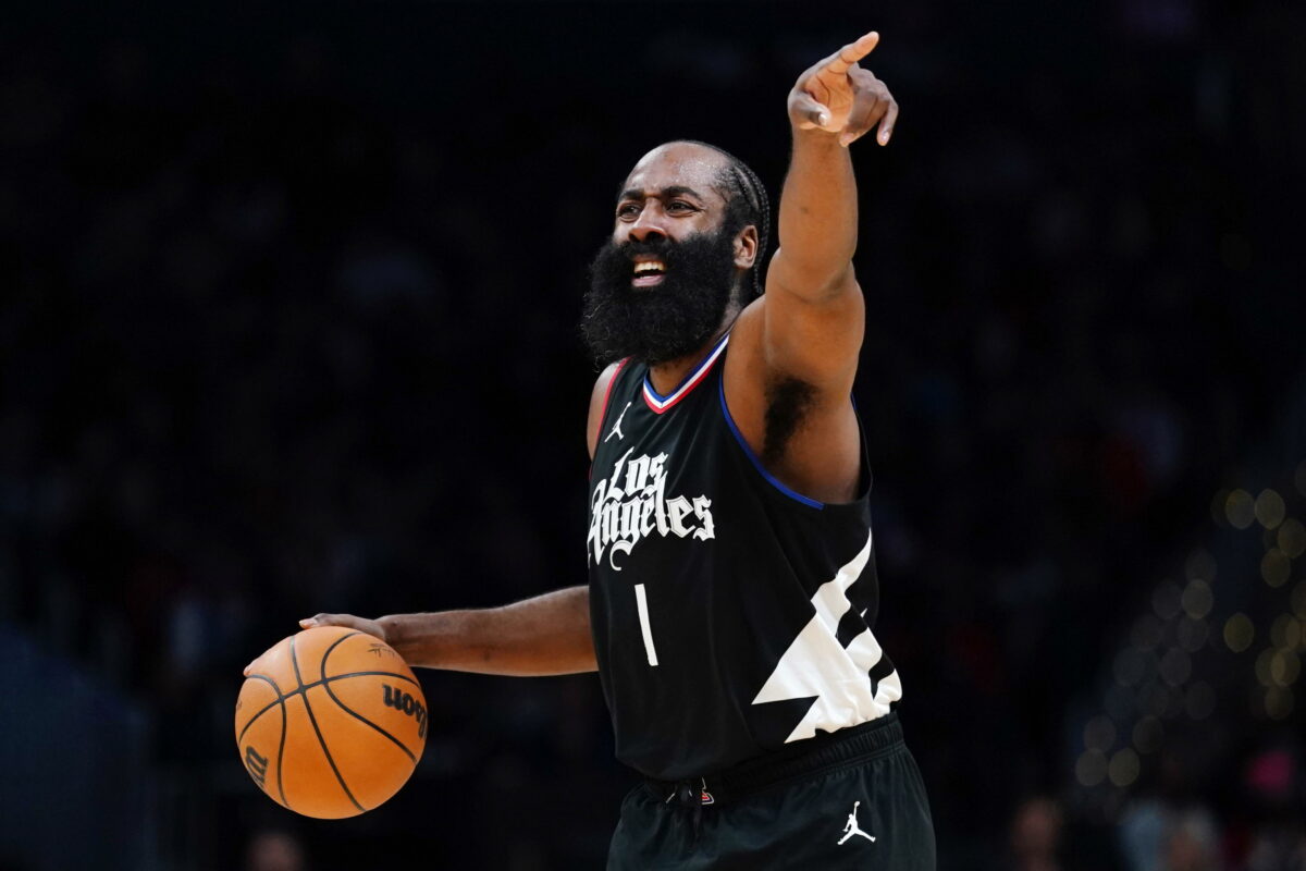 NBA, Clippers: Harden prova a stoppare un tiro di Leonard | VIDEO