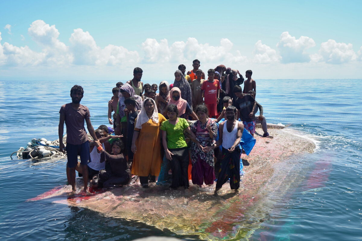 La nave dei rifugiati Rohingya si ribalta al largo dell'Indonesia: 69 salvati e almeno 80 i dispersi