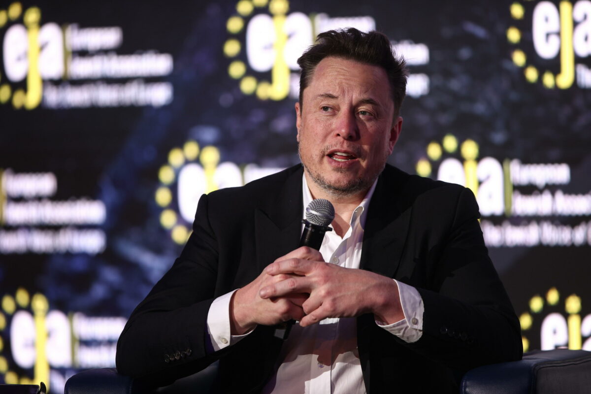 Elon Musk: riattivato su X l'account dell'estremista di destra austriaco Martin Sellner