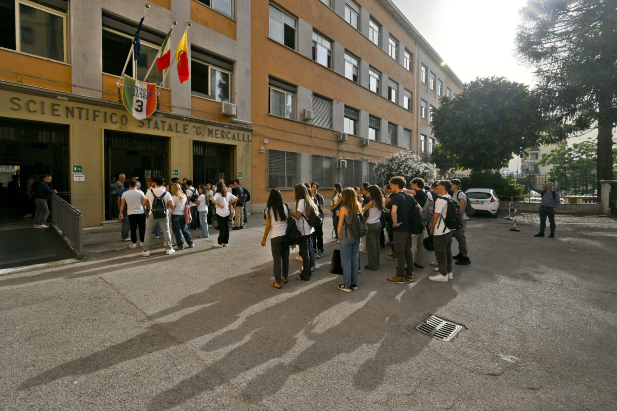 Napoli, tragedia in una scuola di Giugliano: studentessa di 15 anni muore per un malore