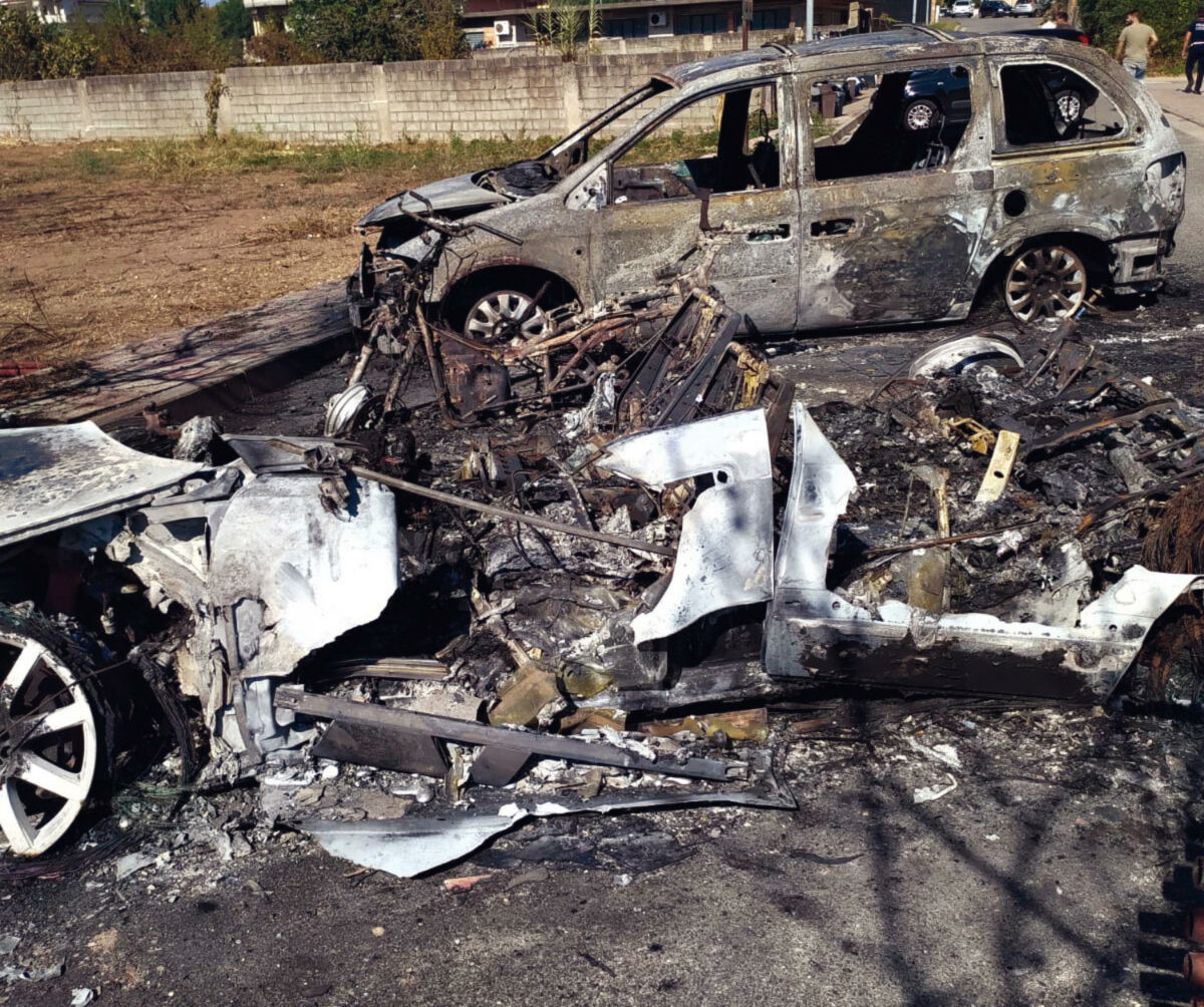 Napoli, incendio a Gragnano nella notte: sei auto in fiamme, evacuato un palazzo