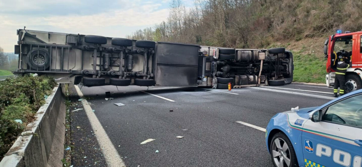 Frosinone, incidente sull'A1 all'altezza di Ceprano: camion si ribalta, traffico in tilt verso Napoli