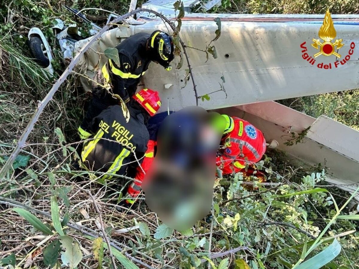 Treviso, un aereo ultraleggero precipita nel giardino di una casa: due morti