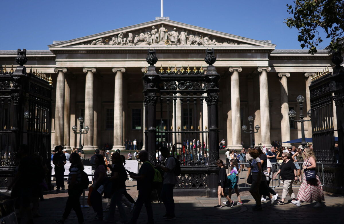 Gran Bretagna, chiuso British Museum: eco-attivisti e pro-Palestina bloccano l'ingresso dell'edificio storico