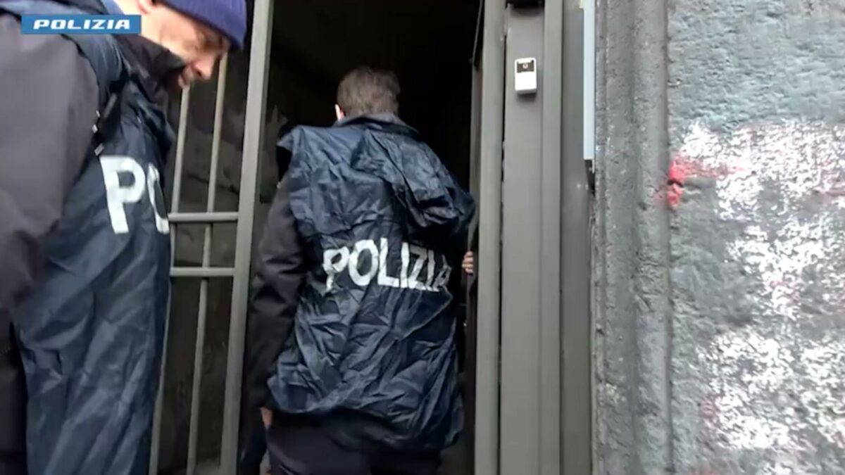 Napoli, cercava di convertire all'Islam la sua compagna con calci e pugni: arrestato 29enne a Portici