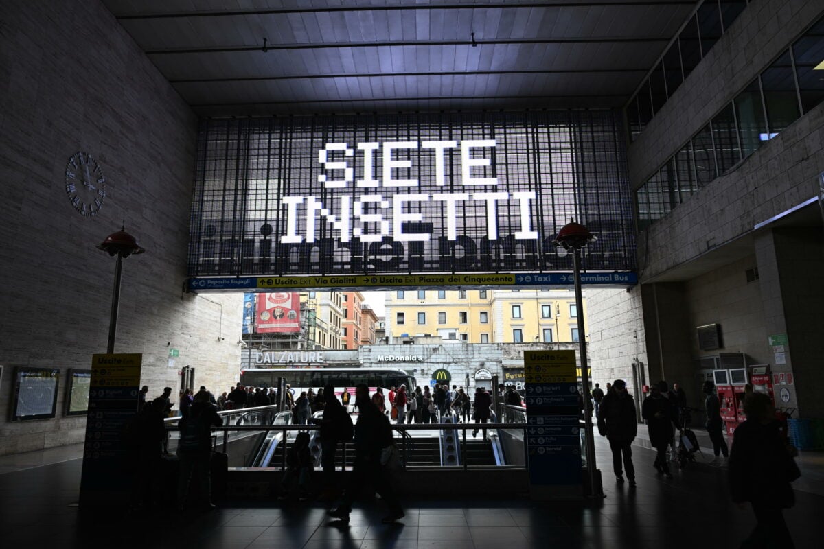 Roma, alla stazione Termini l'ultima pubblicità fa pensare all'hackeraggio: "Siete insetti". Ecco cosa nasconde il messaggio sui tabelloni