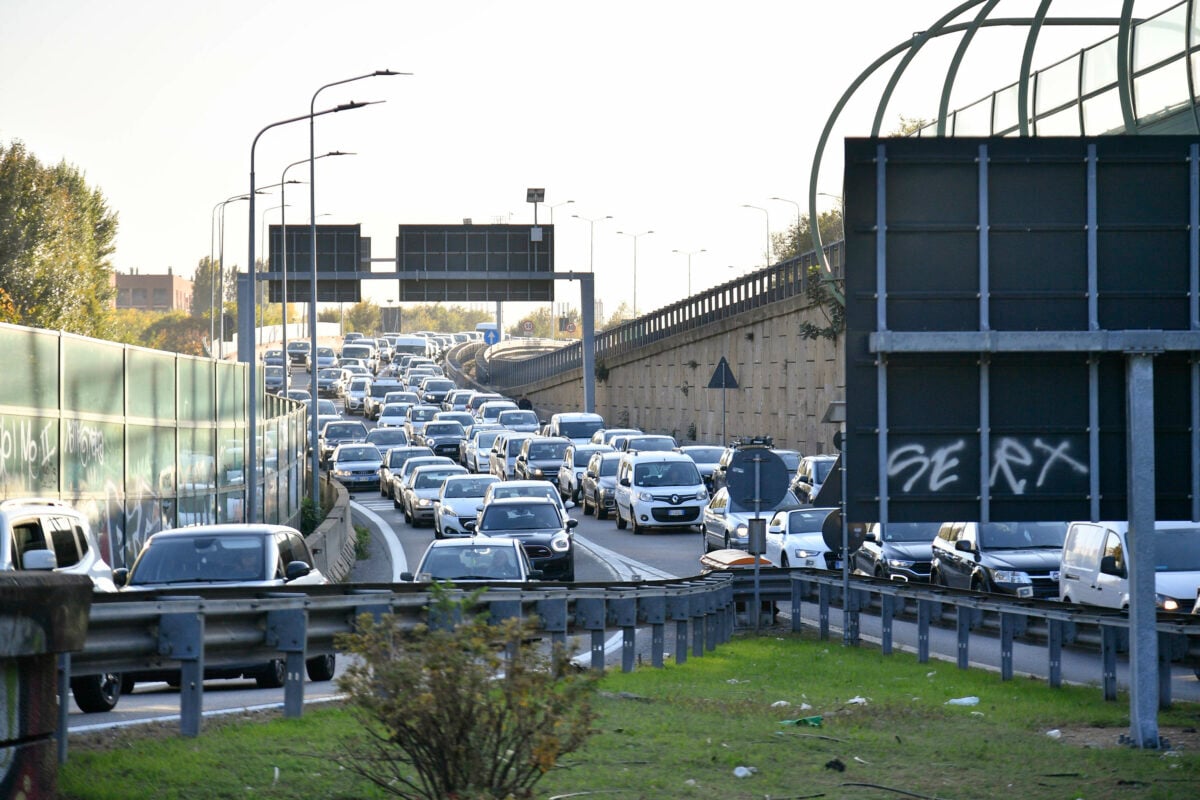 Milano, incidente sulla Tangenziale Ovest tra Cusago e Vigevano: 6 feriti, 8 km di coda