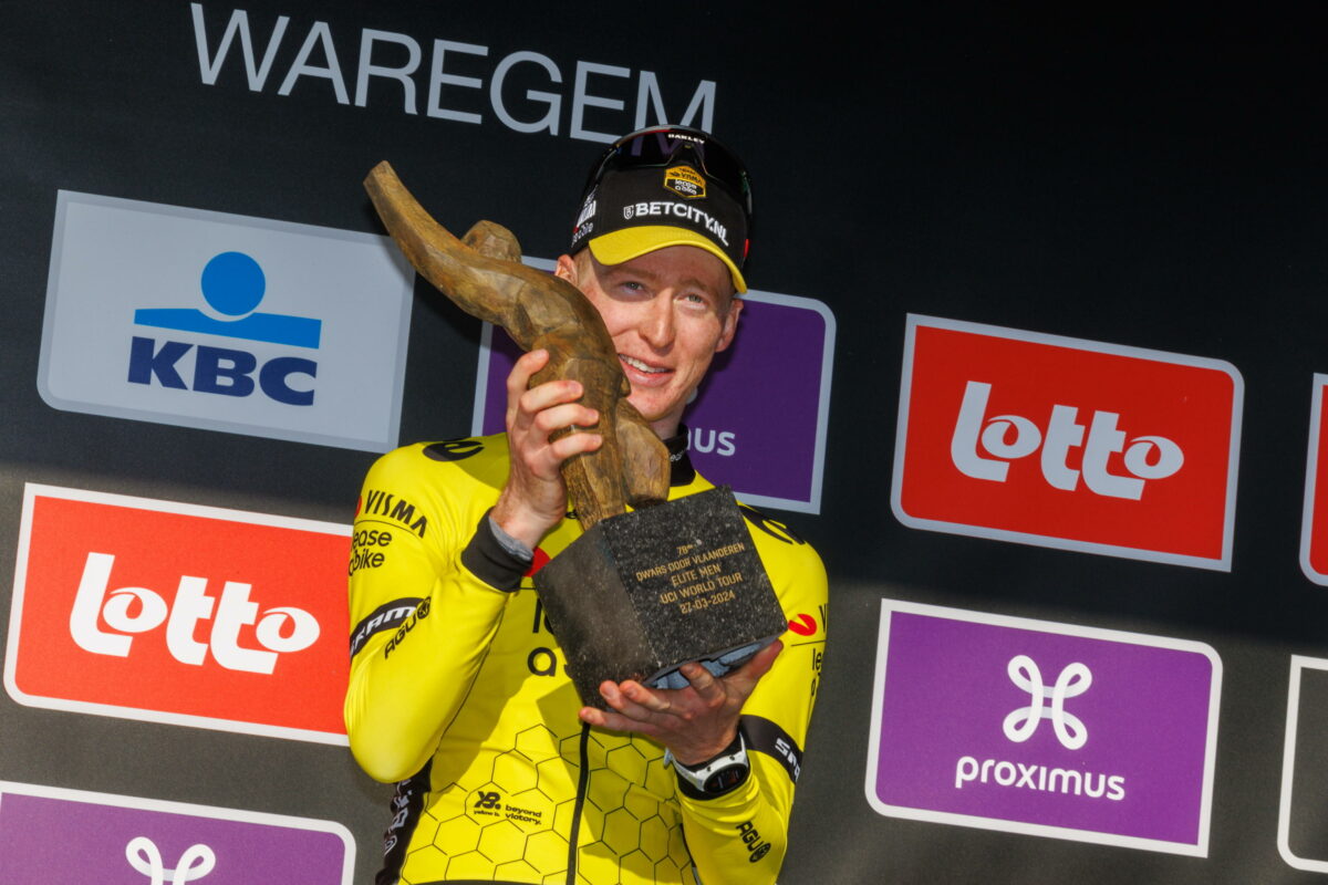 Dwars door Vlaanderen 2024, Jorgensen vince ma è shock dopo la caduta: Van Aert in ambulanza