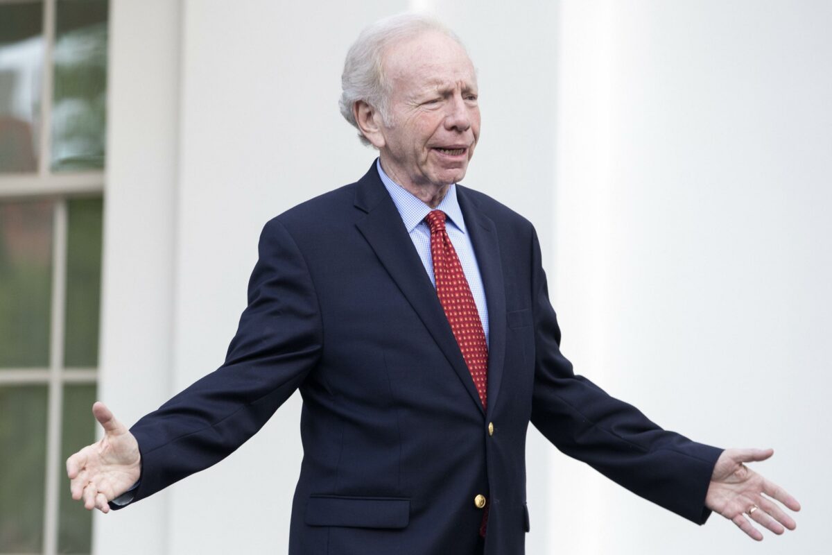 Chi era Joe Lieberman: causa morte, età, moglie, figli e carriera del senatore democratico e candidato alla vicepresidenza degli USA