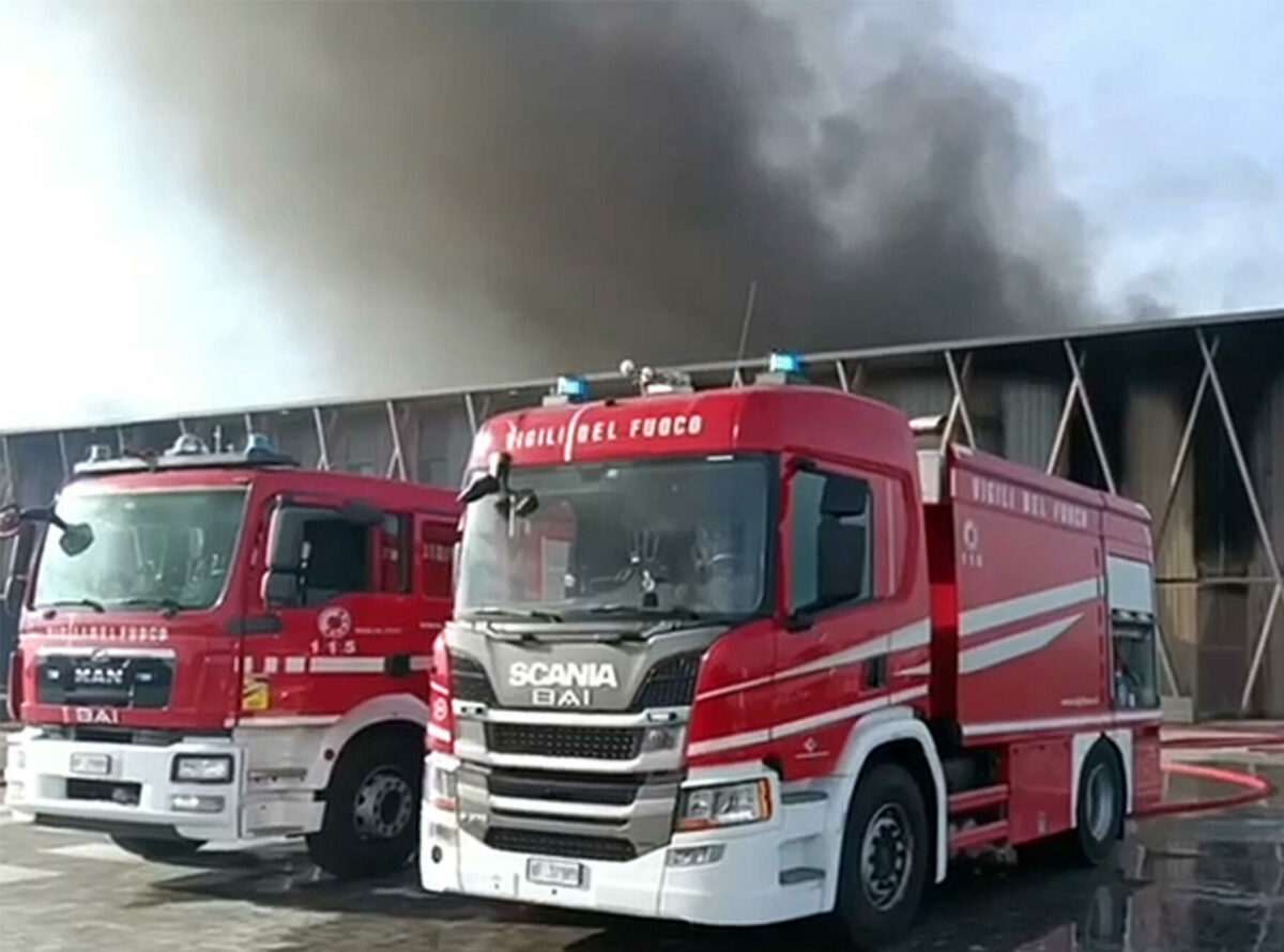 Monza, incendio in un capannone di Usmate Velate: non ci sono feriti, indagini in corso