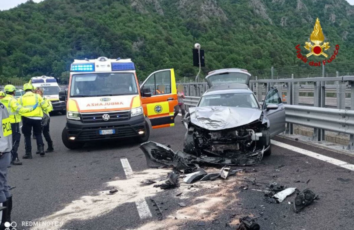 Treviso, incidente a Ormelle: scontro frontale fra due auto in via Stadio, gravi tre persone