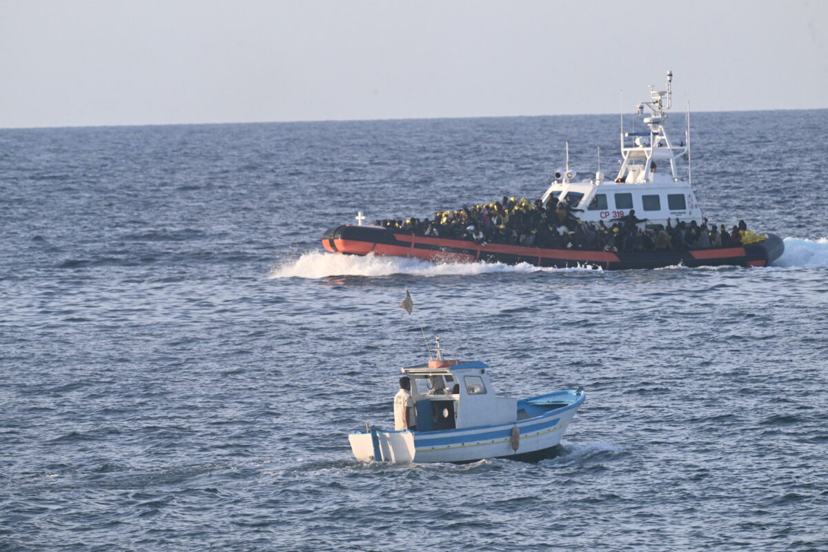 Naufragio al largo di Lampedusa, tre dispersi tra cui una neonata