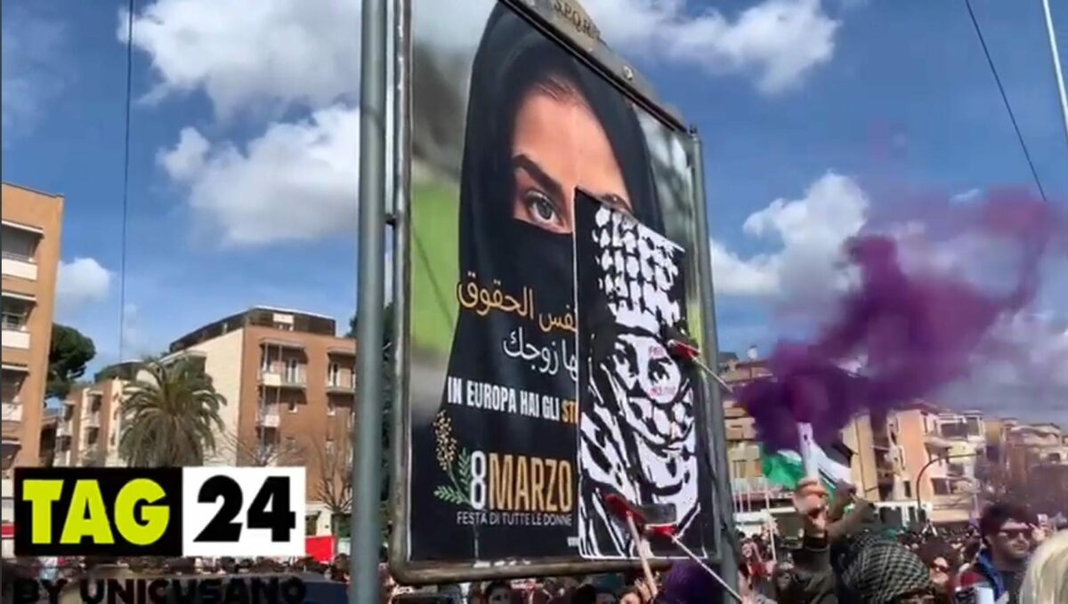 Manifestazione 8 marzo 2024 Roma, i partecipanti coprono il cartellone della Lega contro il velo islamico con immagini pro Palestina | VIDEO