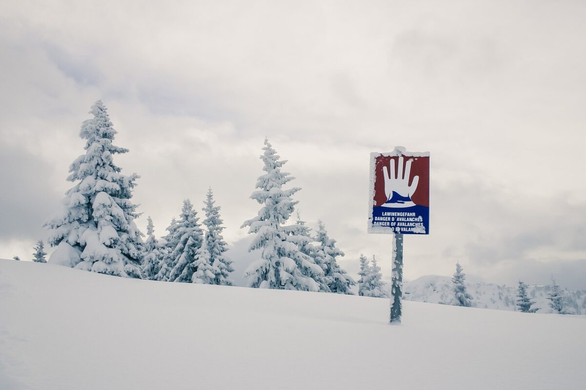 Allerta valanghe in montagna, comportamenti corretti ed errori da evitare per prevenire gli incidenti