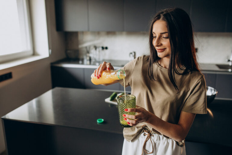 Cosa bere al posto di acqua e limone al mattino: quali sono i benefici e i consigli per il consumo