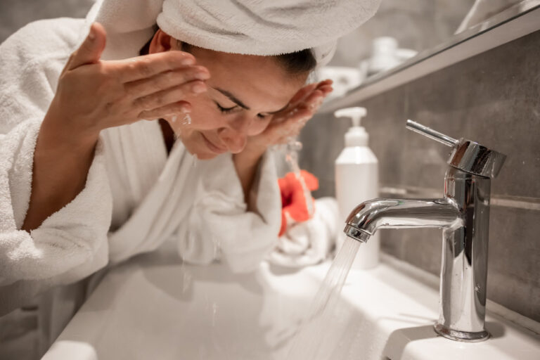 Come lavarsi la faccia al mattino: cosa accade se non lo faccio?