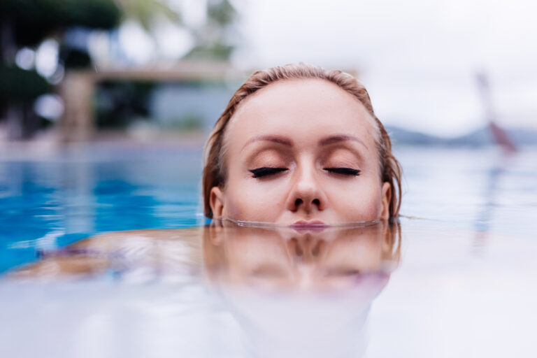 Come proteggere i capelli prima di andare in piscina: rimedi e metodi naturali