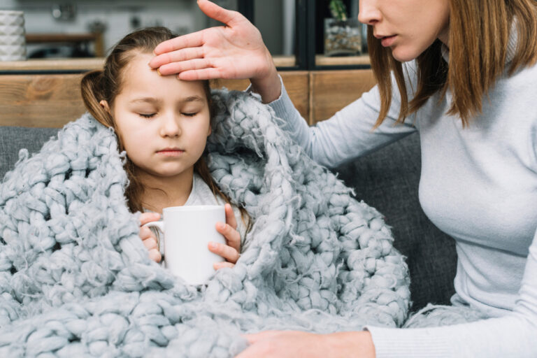 Come riconoscere la febbre da stanchezza nei bambini? Rimedi e consigli