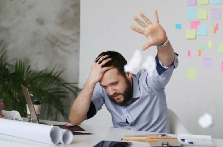 5 consigli per affrontare lo stress sul lavoro ed evitare un impatto negativo sulla salute