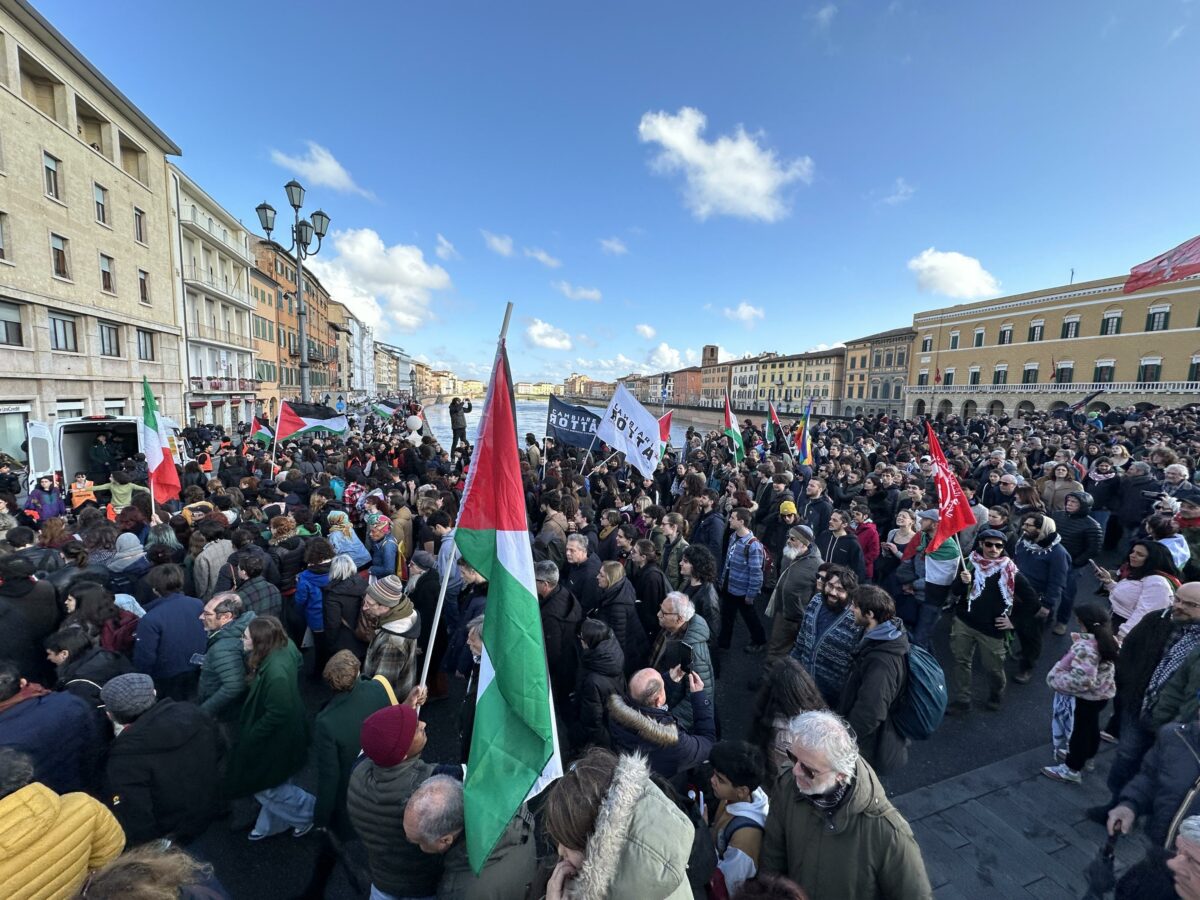 Pisa, corteo pro Palestina attraversa il centro storico: studenti di nuovo in piazza dopo le manganellate | FOTO E VIDEO