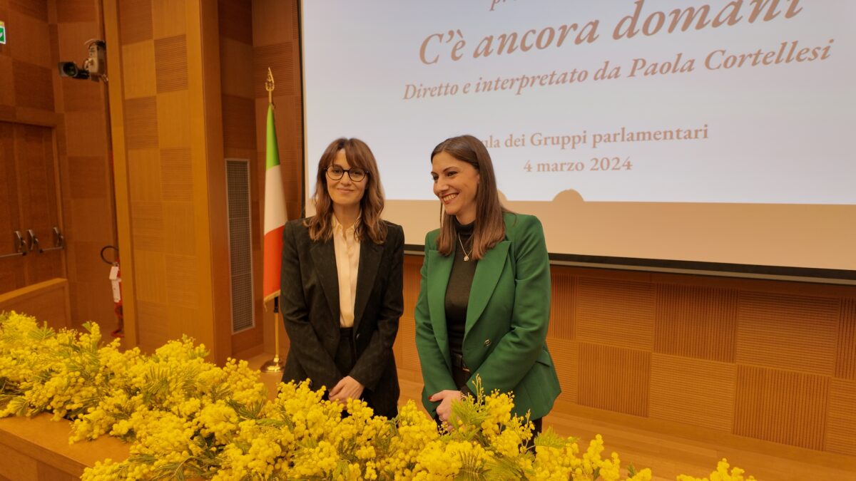 Paola Cortellesi alla Camera: “Forze politiche procedano unite per il futuro delle donne”, si vede (per poco) Schlein  | VIDEO