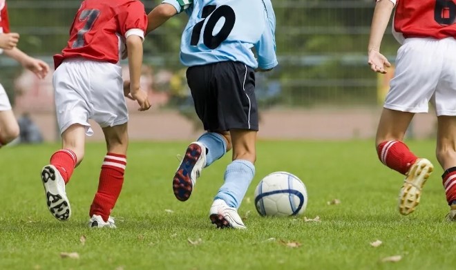 Calcio, shock nella categoria "pulcini" in provincia di Ravenna: picchia l'allenatore che sostituisce il figlio