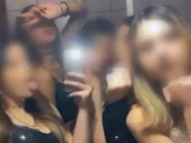 Abusano di due 12enni dopo averle stordite con alcol e droga, poi diffondono i video online