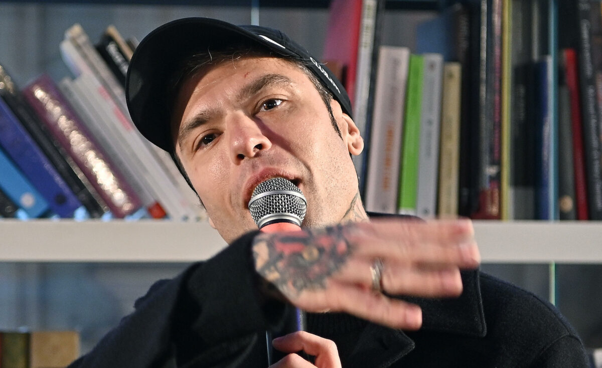 Fedez ha baciato una ragazza a Parigi? Il rapper risponde a Elisa De Panicis a Striscia la Notizia