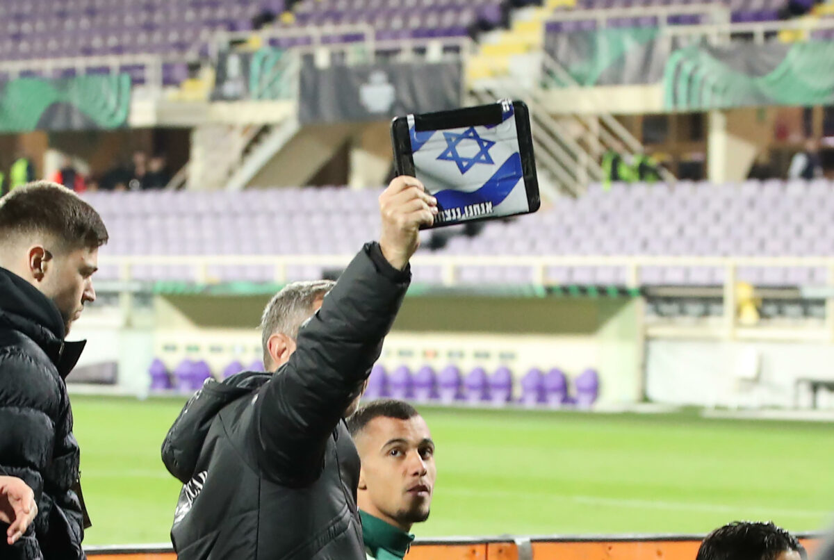 Fiorentina-Maccabi, tensione altissima a fine gara, cori pro-Palestina e contro Israele e i giocatori israeliani vanno sotto la curva dei fiorentini...[VIDEO]