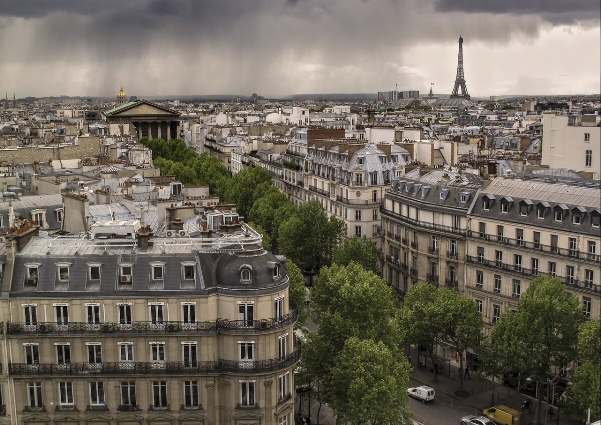 Francia, violenza sessuale nella Spa del Ritz: massaggiatore stupra una cliente nell'albergo di lusso a Parigi