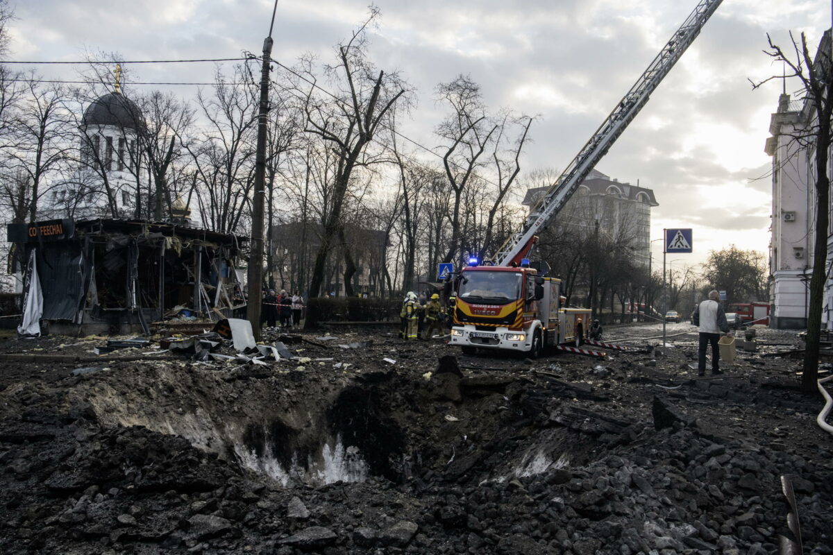 Guerra a Kiev, le forze russe attaccano Kharkiv. Zelensky sull'attentato a Mosca: "Putin vuole incolparci". Casa Bianca: "L'Isis è un nemico comune"