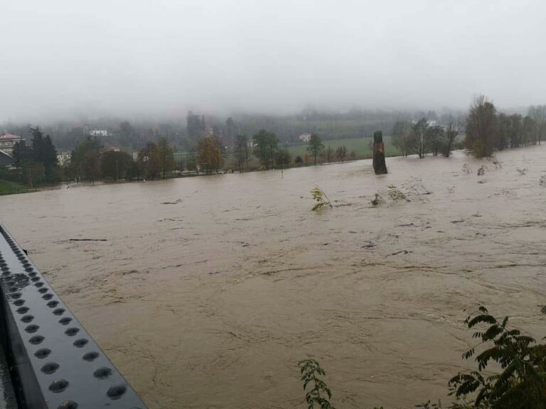 Maltempo in Piemonte, disagi per pioggia e neve: esondato il Rio Lovassina ad Alessandria, strade chiuse in provincia di Vercelli | FOTO