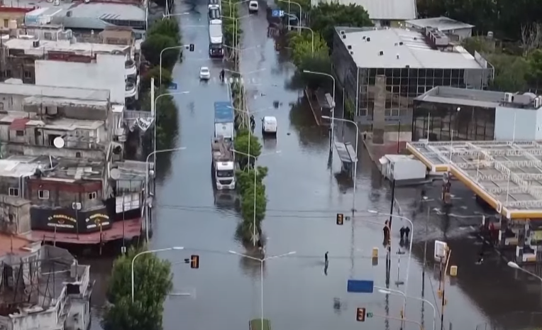 Maltempo in Argentina, forti temporali a Buenos Aires: strade allagate e voli in ritardo