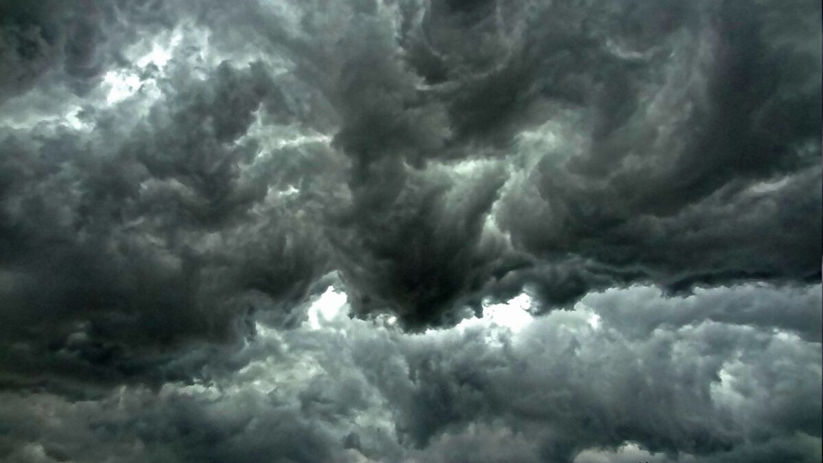 Emilia-Romagna allerta meteo arancione: forte vento e fiumi in piena per il maltempo