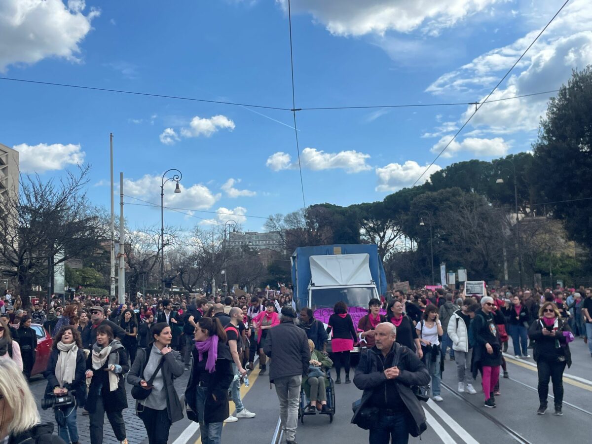 Manifestazione 8 marzo 2024 Roma, femministe contro Salvini: "Scioperiamo perché non vogliamo fare niente, hai ragione. Il riposo ci viene negato dalla società"