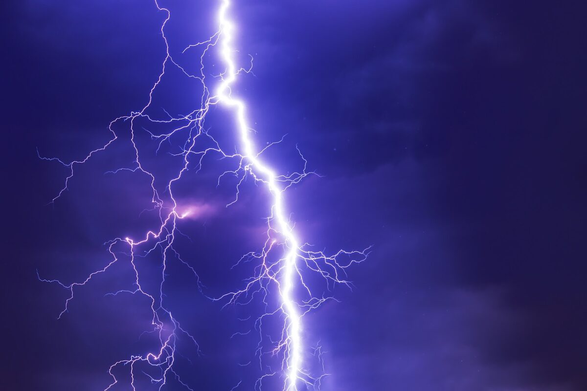 Milano, tromba d'aria e nubifragio nella notte: alberi caduti, strade allagate per maltempo nel Varesotto | FOTO e VIDEO