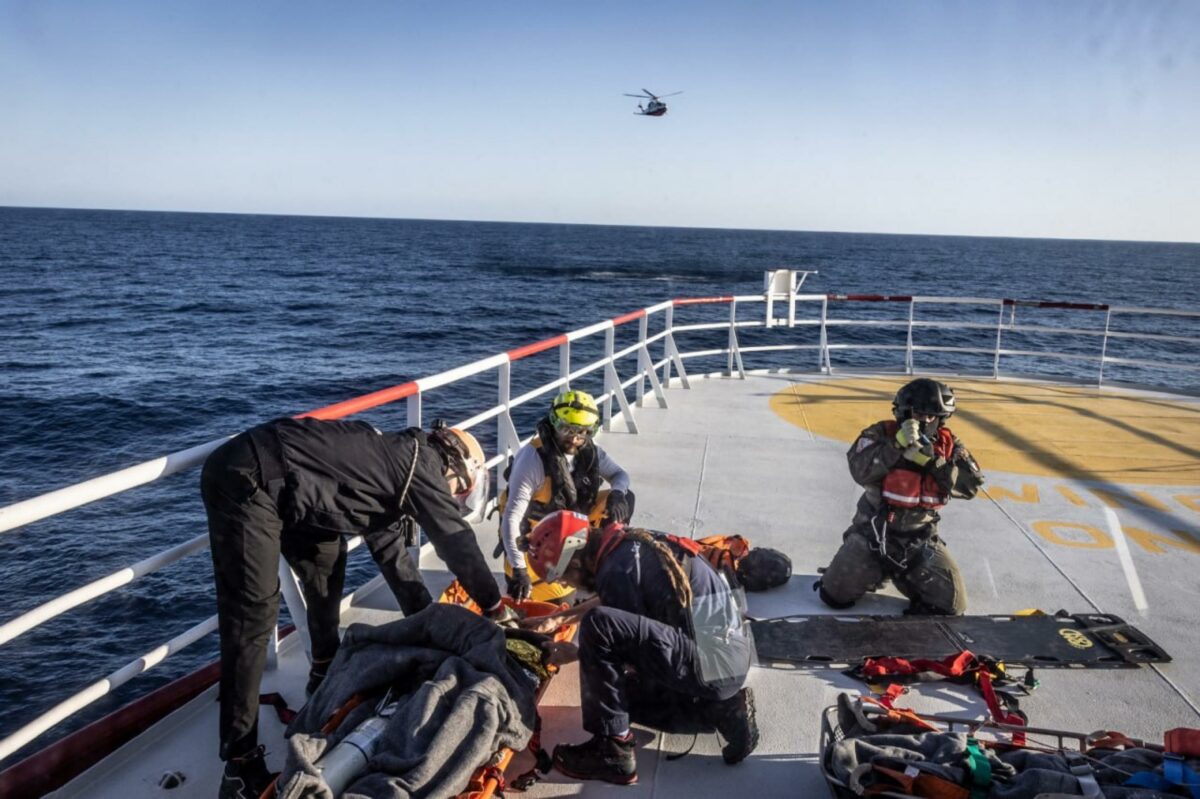 Migranti, morto giovane soccorso dalla Ocean Viking: si aggrava il bilancio del naufragio al largo della Libia