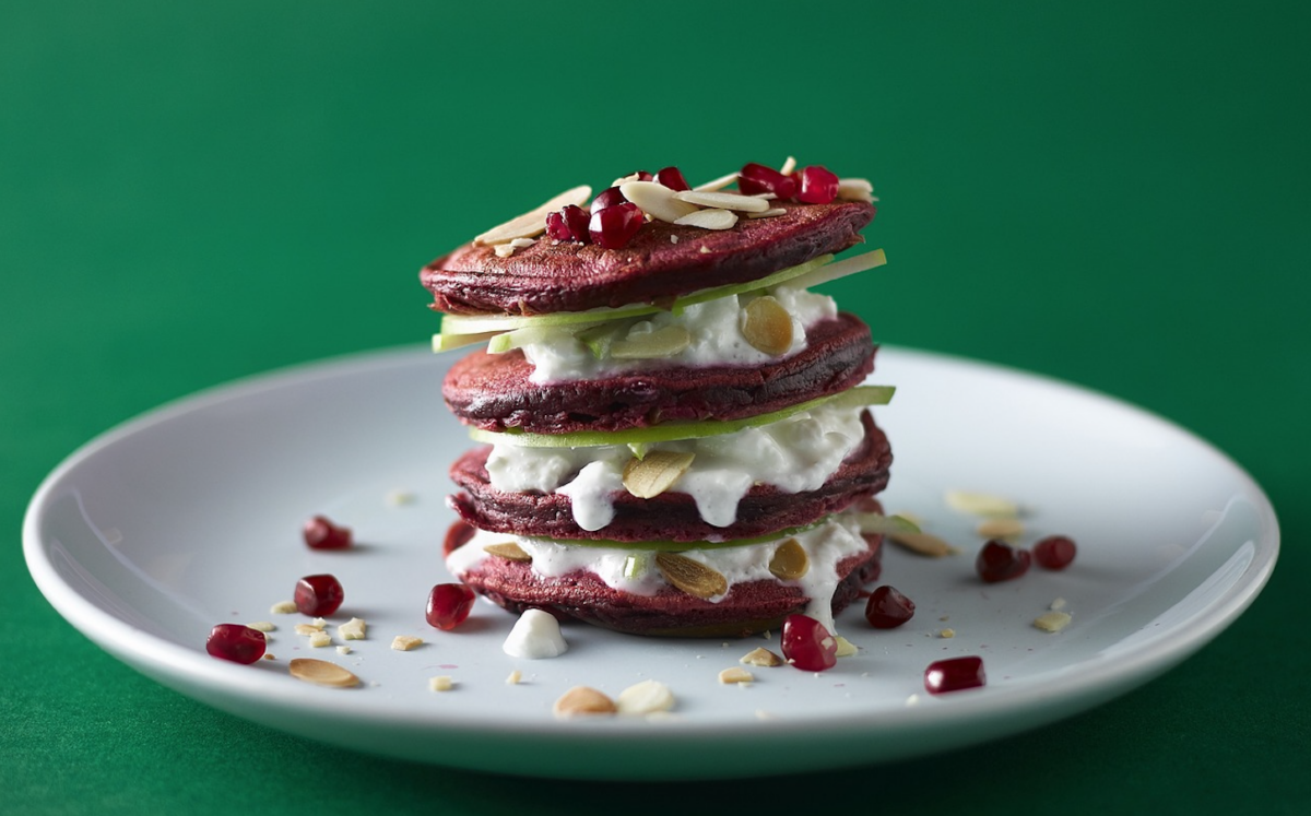 Pancakes alla barbabietola: l'idea perfetta per la colazione di Pasqua