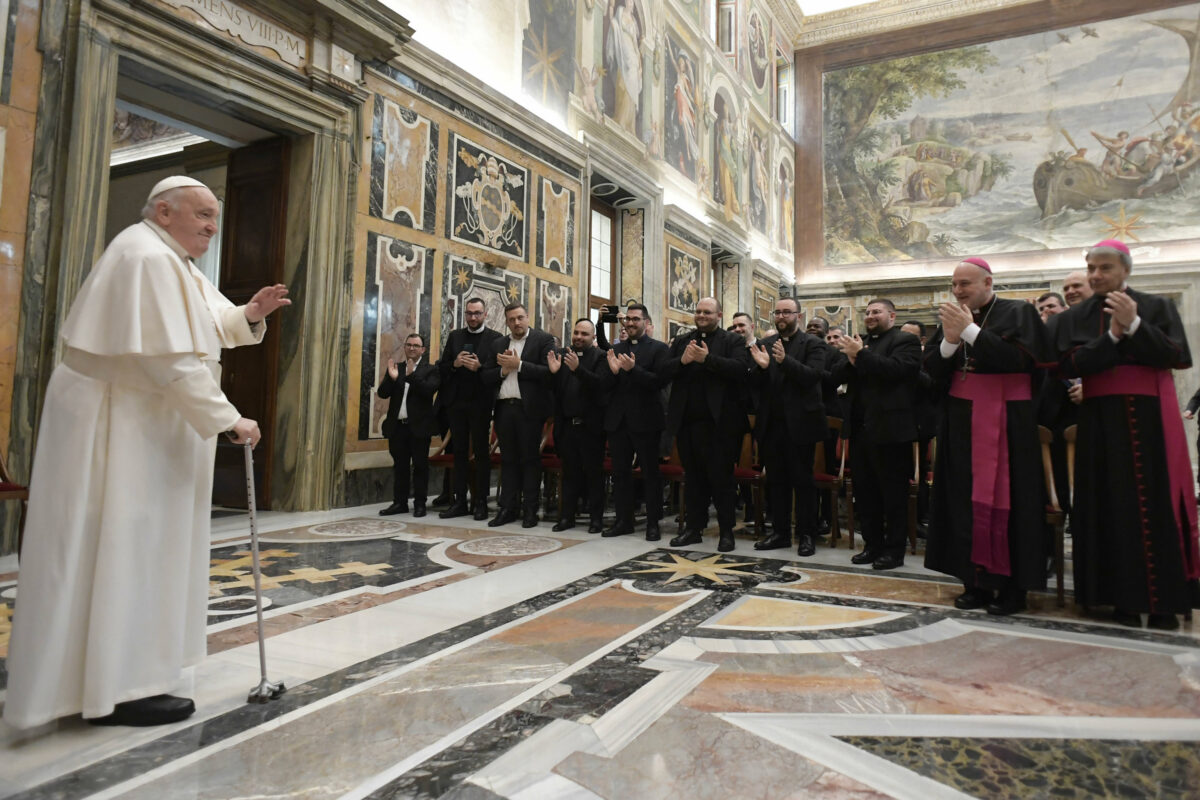 Papa Francesco, teoria del gender: "Il pericolo più brutto del nostro tempo, cancella ogni differenza tra uomo e donna"