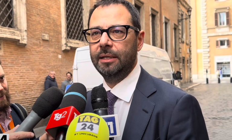 Scuola, Patuanelli (M5S): “Quella di Salvini e Valditara è propaganda, i bambini sono solo bambini”. Valditara corregge il tiro su X "Indignazione facile"| VIDEO