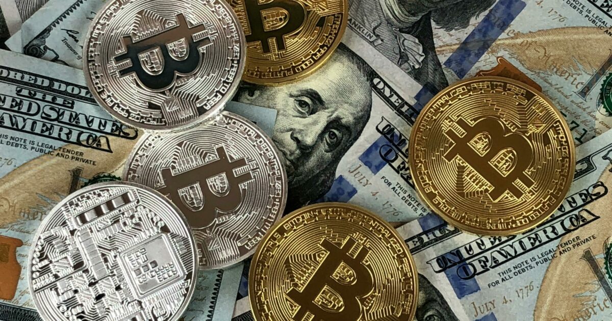 Bitcoin in salita: si avvicina al picco di 72.000 dollari