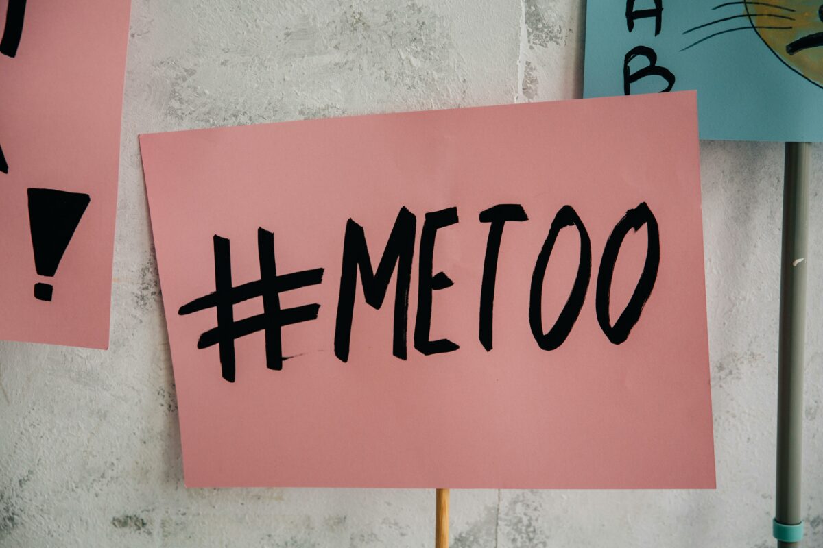 Francia, che cos'è il #MeTooGarçons, l'hashtag degli uomini vittime di violenza