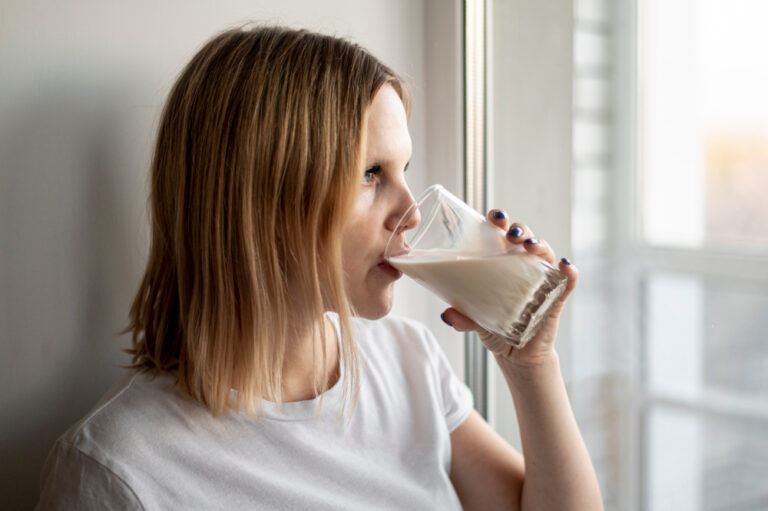 Quanto latte si può bere al giorno: cosa comporta superare le dosi consigliate