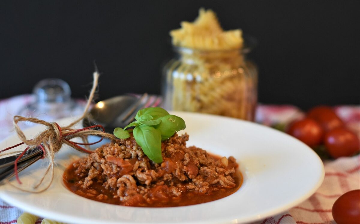 Quale primo piatto cucinare a Pasqua? Con il ragù di agnello non si sbaglia mai