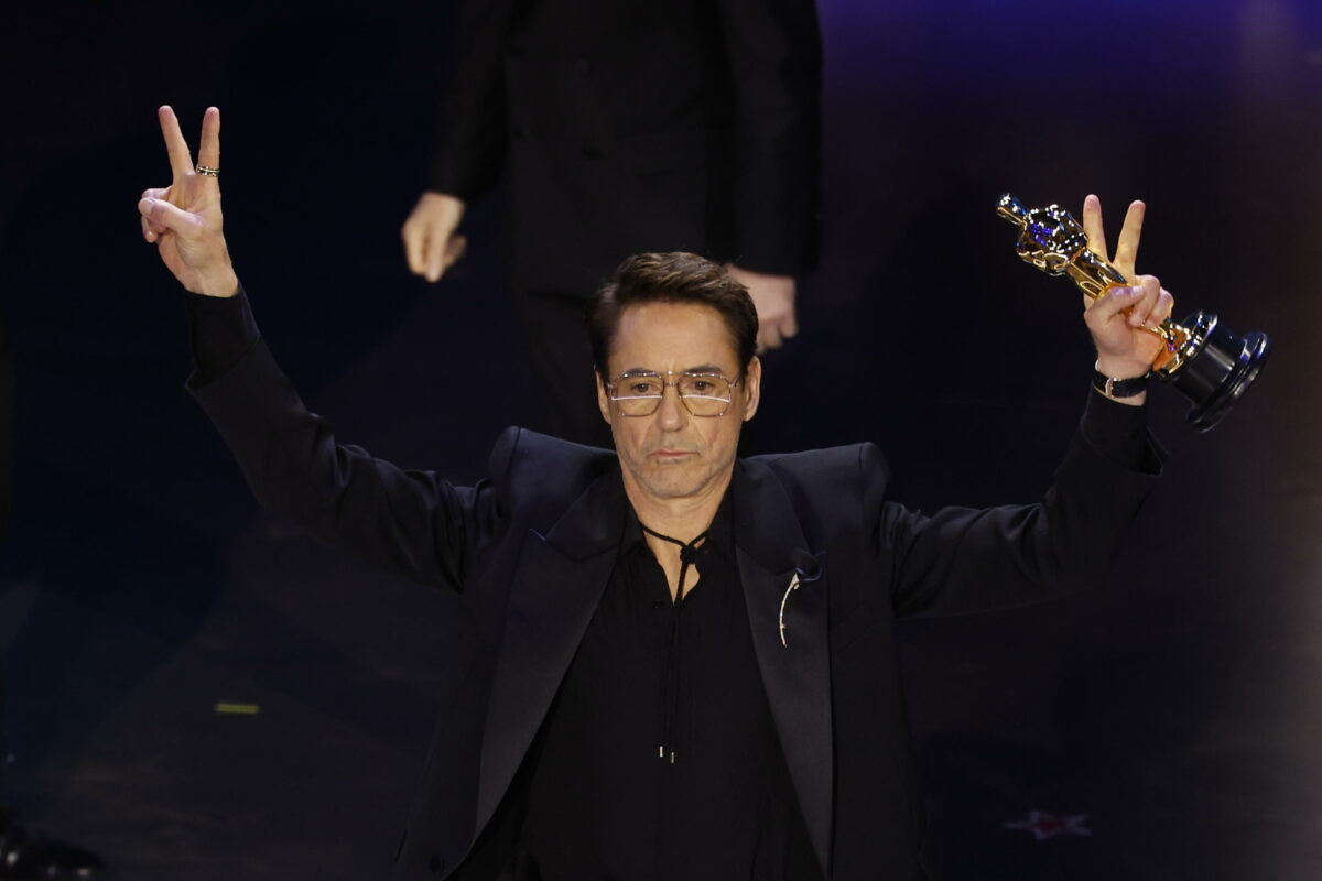 Robert Downey Jr, discorso agli Oscar 2024: "Grazie alla mia terribile infanzia e all'Academy"| VIDEO