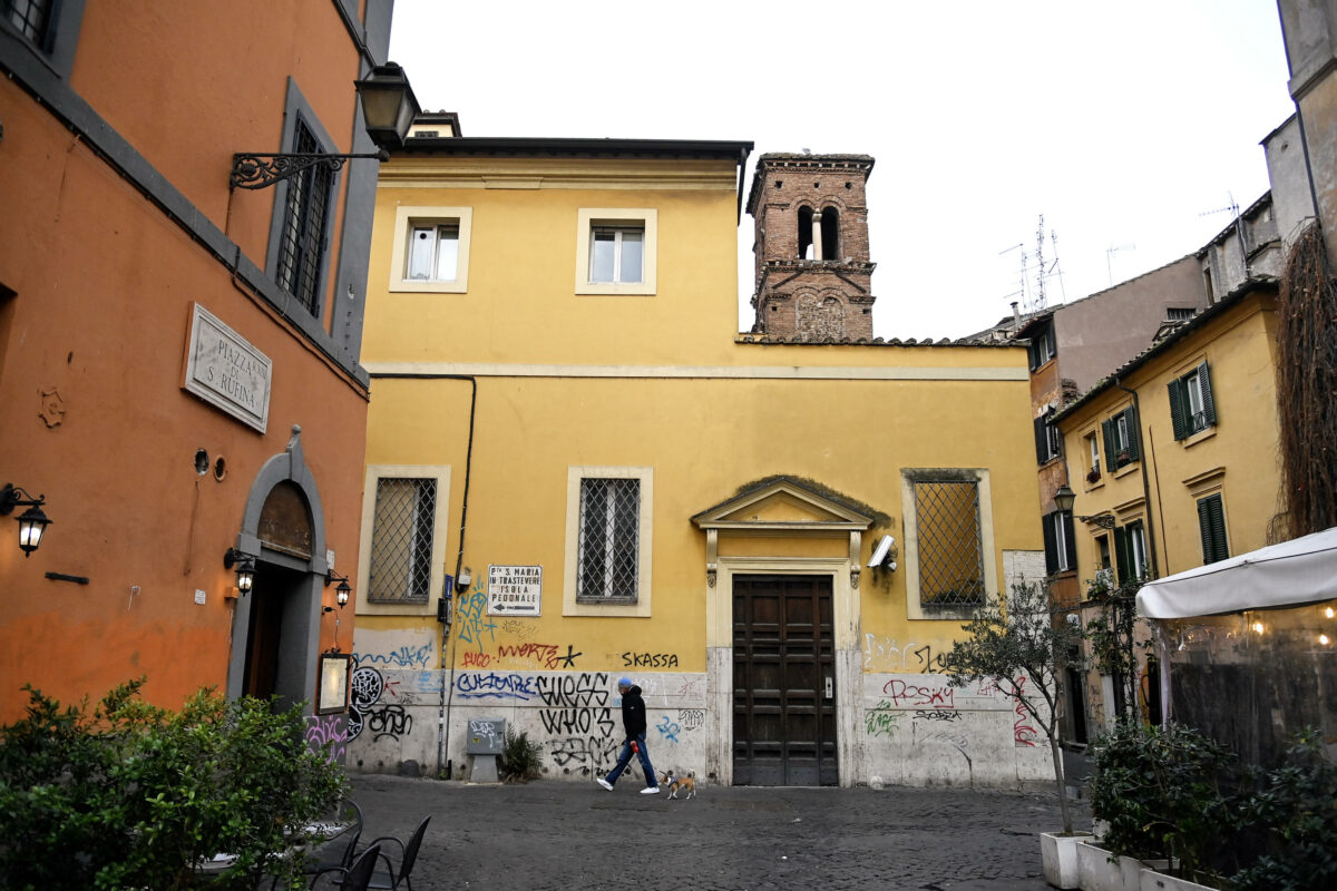 Roma, crolla un muro a Trastevere: auto sotto le macerie, nessun ferito | FOTO