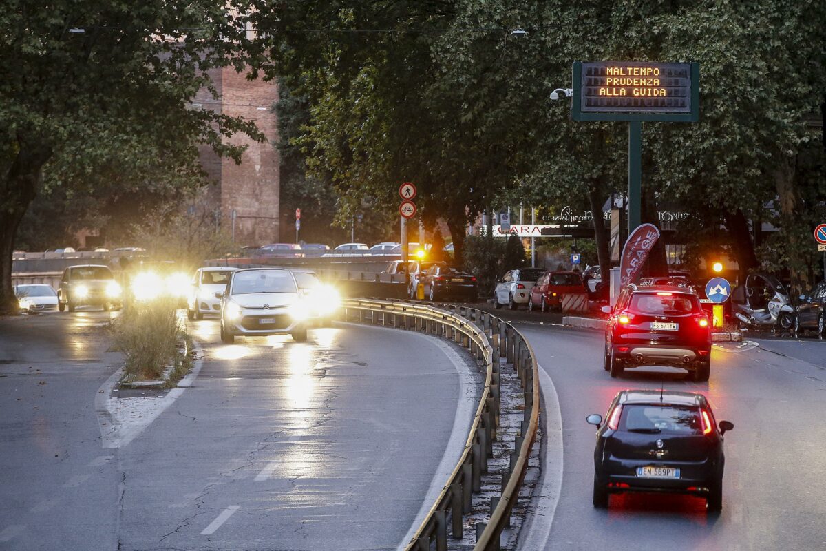 Roma, Muro Torto: chiuso il viale per potare i rami pericolanti | FOTO