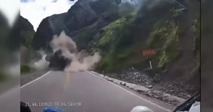 Video shock dal Perù: enormi massi franano sulla strada e colpiscono in pieno due camion