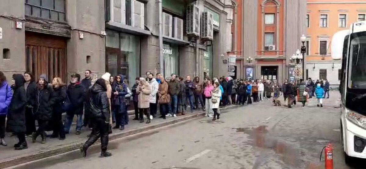 Strage a Mosca, la lunga fila per donare il sangue fuori dal Centro O.K. Gavrilov nella capitale russa | VIDEO